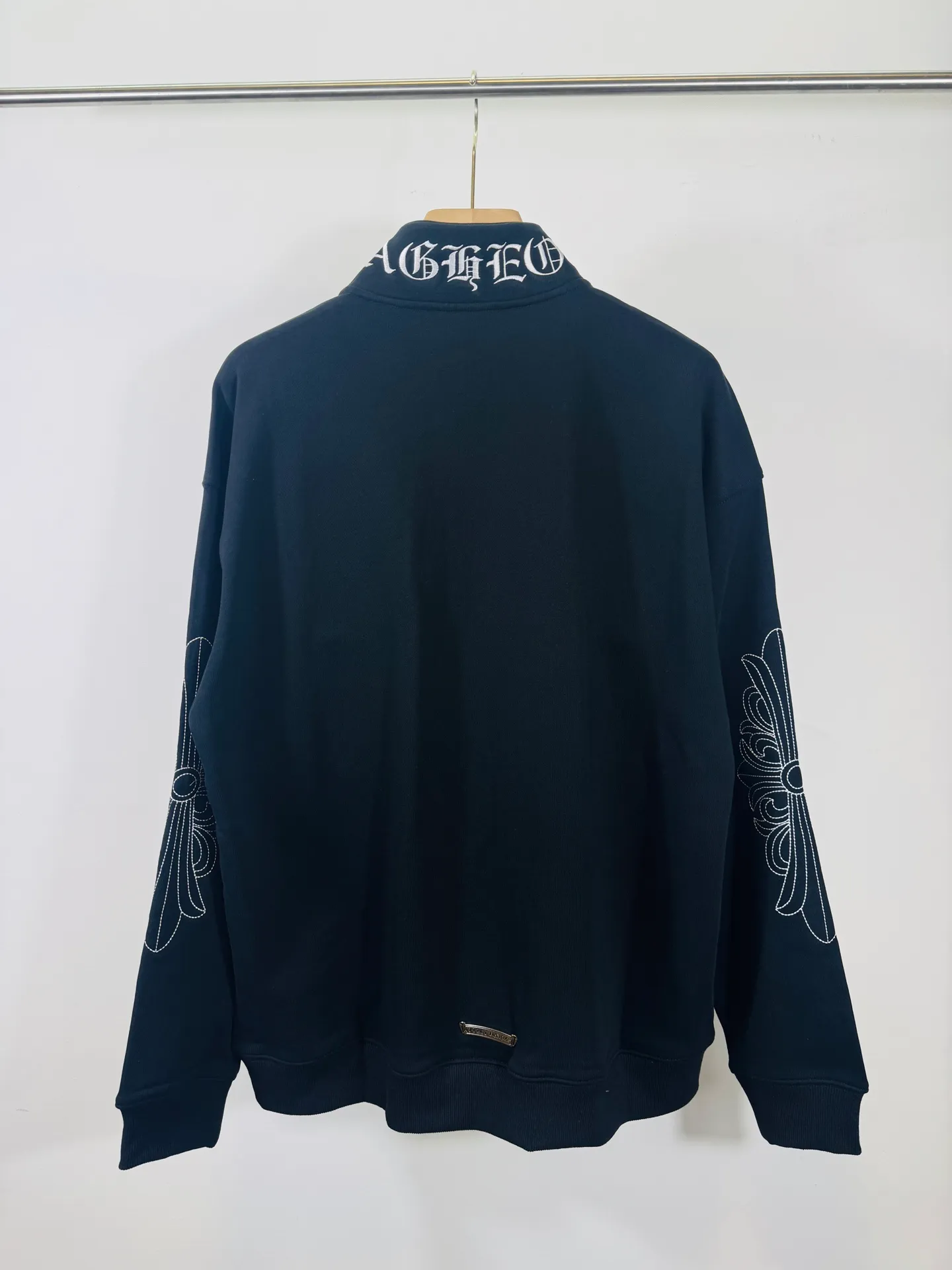 P290 top version, real shot without P, ​​different from market currency) 𝗖𝗵𝗿𝗼𝗺𝗲 𝗛𝗲𝗮𝗿𝘁𝘀/Cro Heart 2025 washed patch embroidery autumn and winter new original single counter American laser burnt 3D embroidery couple stand collar zipper casual sweatshirt 👑The highest version! Customized fabric 430g tripe terry fabric! American acid-washed and distressed original fabric laser burnt ✟appliqué embroidery and exquisite embroidery of letters! The best-selling model in the counter, very comfortable to wear. Accessories: original molded and authenticated collar label➕100% silk wash label. Genuine purchase-grade original hangtag➕matching hanging rope➕3D hanging beads➕original packaging bag. Craftsmanship: The original version has consistent wiring! The highest version of the armhole matching technique! Color: White Black Size: S M L XL Style Number: 25-379